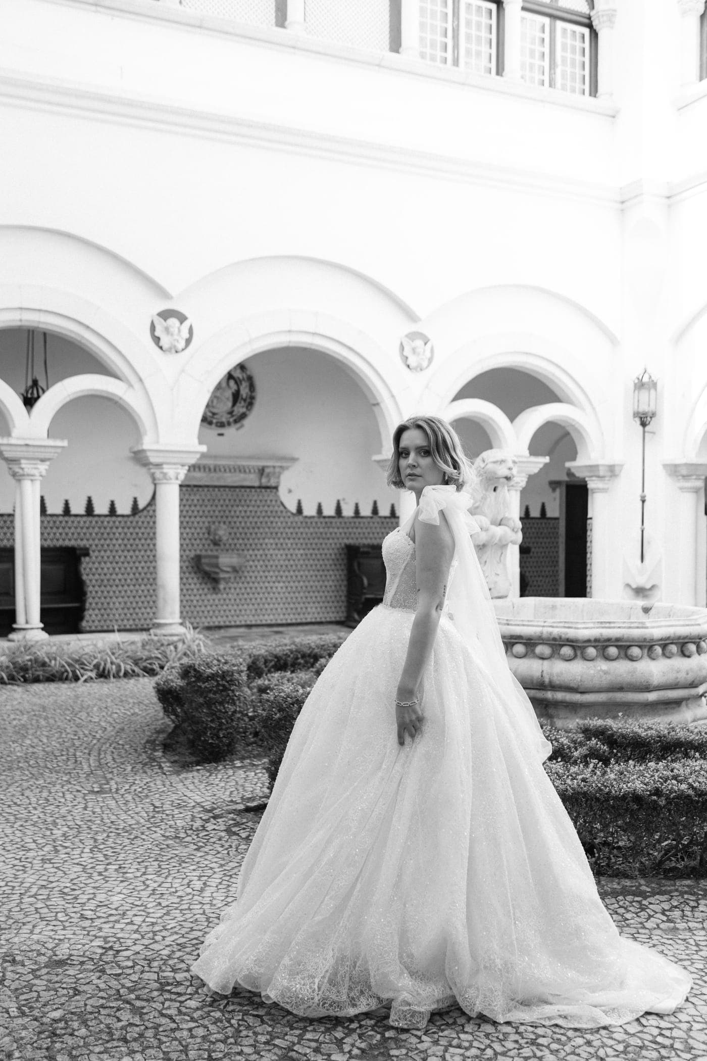Bride crossing the calçada at dusk
