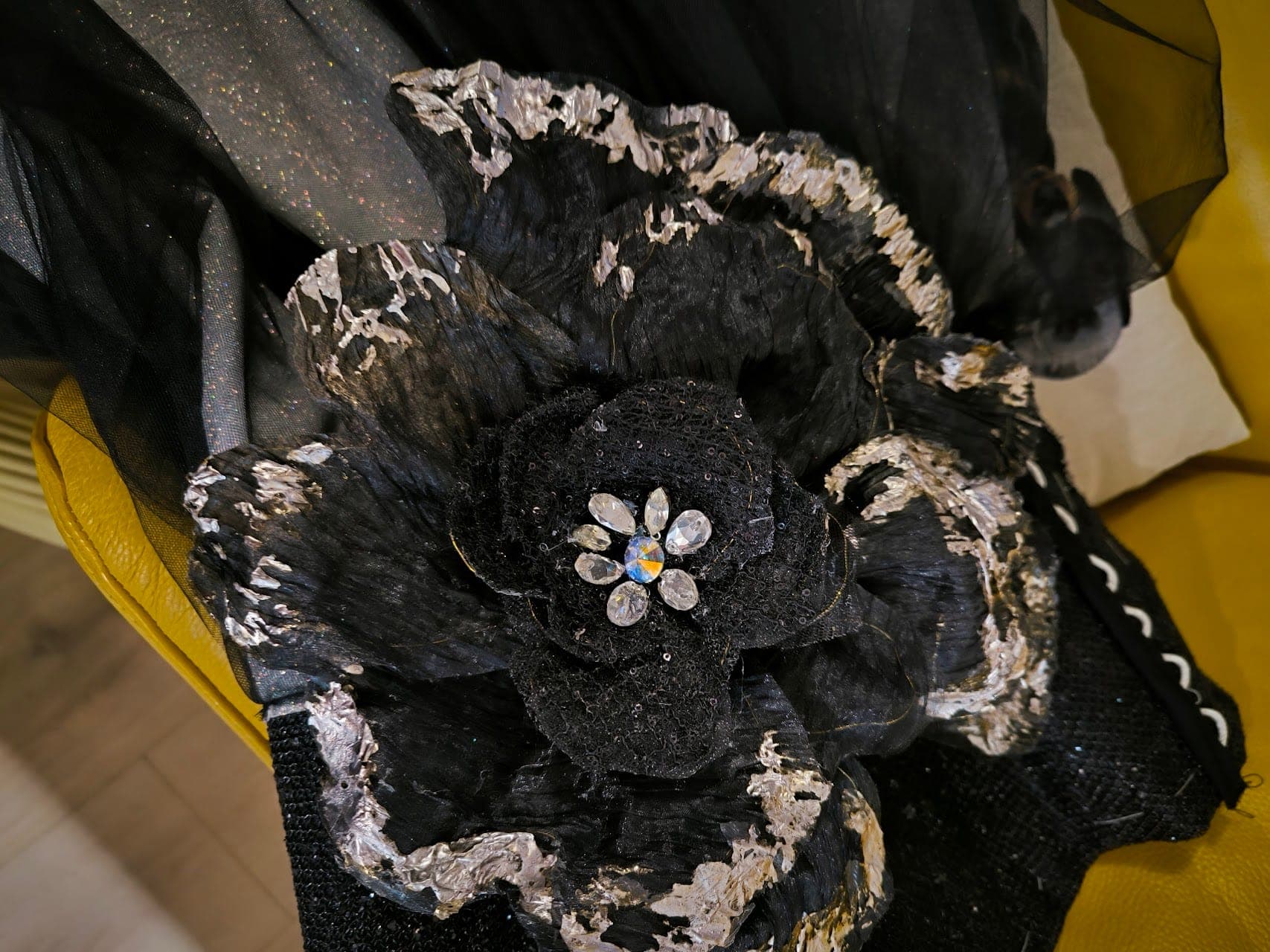 The flower group at the waist