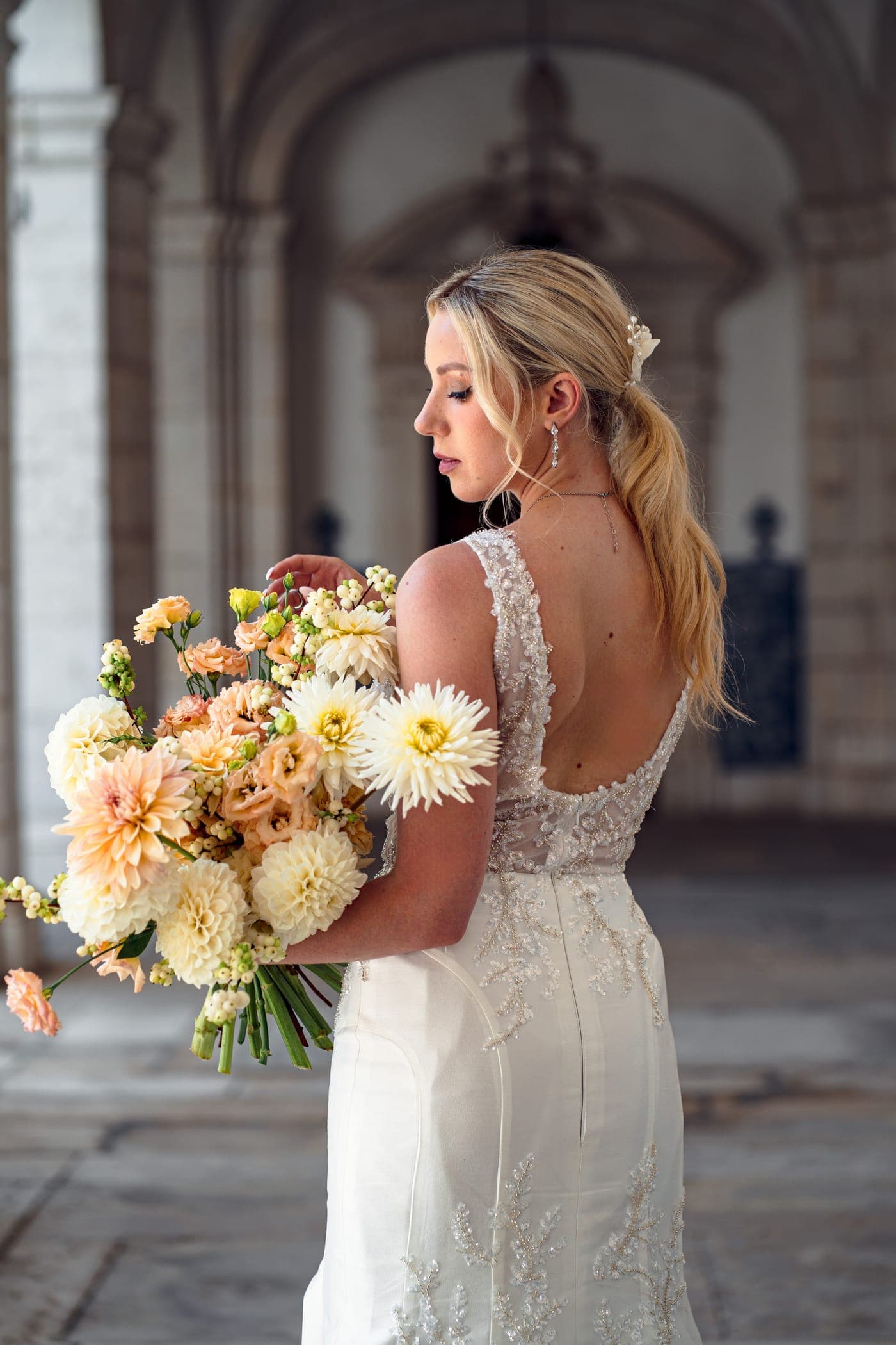 Bouquet of cream roses and daisies